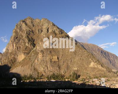 Mit Blick auf den Berg Pinkuylluna von Ollantaytambo, mit einem Gesicht von Viracocha oder Tunupa im Stein Stockfoto
