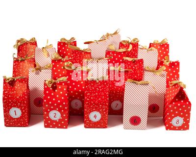 Festlicher Weihnachtskalender. Weihnachtsgeschenktaschen. Urlaubskonzept. Stockfoto