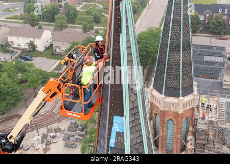 Detroit, Michigan – Arbeiter reparieren die Türme der Basilika Ste. Anne de Detroit. Ste. Anne wurde 1701 von französischen Entdeckern gegründet. Dieses integrierte Stockfoto