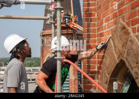 Detroit, Michigan – Kevin Driscoll (rechts) und Anthony Powell reinigen und reparieren die Glockentürme der Basilika Ste. Anne de Detroit. Ste. Anne war es Stockfoto