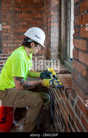 Detroit, Michigan – der Maurer Tyler Tamer ersetzt Ziegel in einem Glockenturm der Basilika Ste. Anne de Detroit. Ste. Anne wurde gefunden Stockfoto