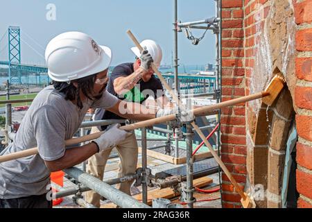 Detroit, Michigan - Anthony Powell (links) und Kevin Driscoll reinigen und reparieren die Glockentürme der Basilika Ste. Anne de Detroit. Ste. Anne war f Stockfoto