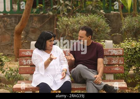 Wunderschönes Old Indian Happy Pair sitzt zusammen im Park und hat fröhliche Momente im Leben. Stockfoto