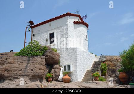 Die kleine Mermaid Madonna Kirche liegt direkt am Hafen von Skala Sikaminias Lesvos Griechenland Stockfoto