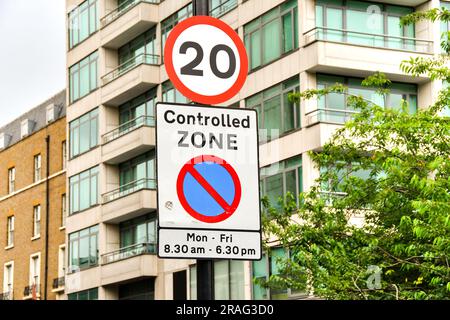 London, England, Vereinigtes Königreich - 28. Juni 2023: Straßenschild im Zentrum von London, das die Grenze einer kontrollierten Zone für den Verkehr mit einer Höchstgeschwindigkeit von 20 km/h markiert Stockfoto