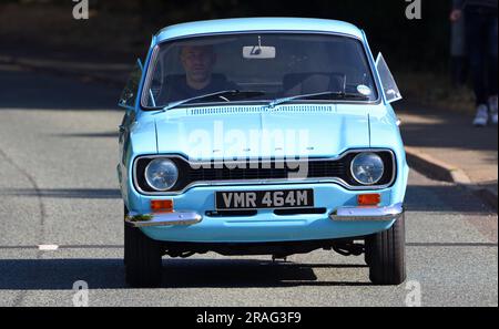 Der klassische hellblaue Ford Escort Mk1 wird auf der Straße gefahren. Stockfoto