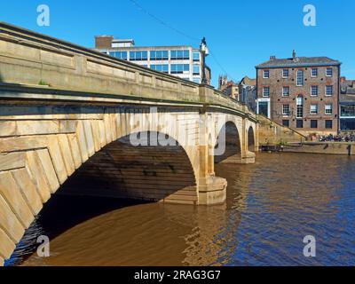 UK, North Yorkshire, York, Ouse Bridge und River Ouse Stockfoto