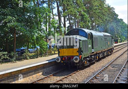 Vintage BR Klasse 37 englischer elektrischer Dieselmotor Typ 3 am bahnhof holt. Stockfoto