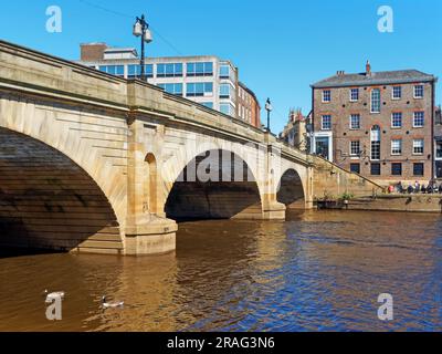 UK, North Yorkshire, York, Ouse Bridge und River Ouse Stockfoto