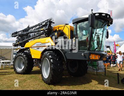 Feldspritze John Deere Mazzotti MAF4080 auf Gras geparkt. Stockfoto