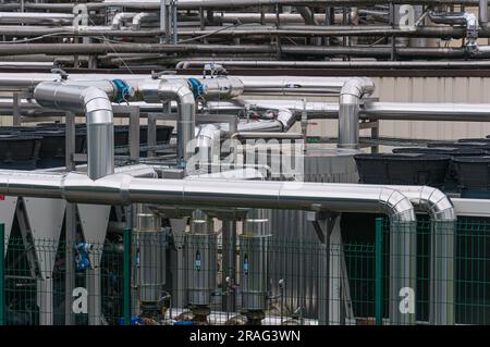 Ausrüstung, Kabel und Pipelines vor einer modernen Käserei in Frankreich, Nahaufnahme Stockfoto