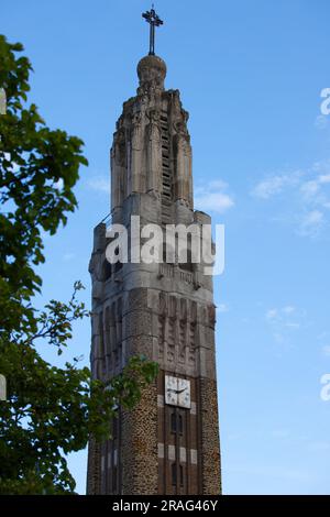 Die Kirche Saint-Louis Villemomble, ein religiöses Gebäude, das als historisches Denkmal gilt, wurde zu Beginn des 20. Jahrhunderts errichtet Stockfoto