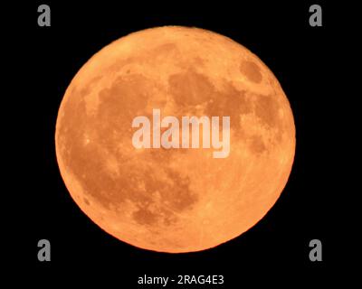 Split, Kroatien. 03. Juli 2023. Der Vollmond, bekannt als „Buck Moon“, erhebt sich am 3. Juli 2023 über Split, Kroatien. Foto: Ivo Cagalj/PIXSELL Credit: Pixsell/Alamy Live News Stockfoto