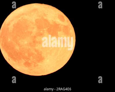 Split, Kroatien. 03. Juli 2023. Der Vollmond, bekannt als „Buck Moon“, erhebt sich am 3. Juli 2023 über Split, Kroatien. Foto: Ivo Cagalj/PIXSELL Credit: Pixsell/Alamy Live News Stockfoto