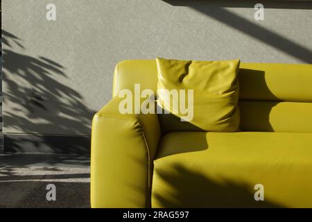 Modernes gelbes Sofa mit Kissen im Wohnzimmer zu Hause Stockfoto