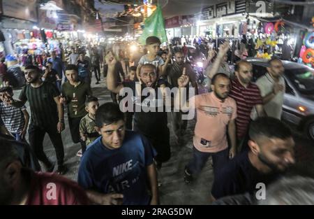 3. Juli 2023, Gazastreifen, Gazastreifen, Palästina: Anhänger der palästinensischen Hamas-Bewegung nehmen am 3. Juli 2023 an einer Demonstration in Jabalia im Norden des Gazastreifens Teil und protestieren gegen eine israelische Militäroperation im Westjordanland von Dschenin. Israel hat seine Einsätze im nördlichen Westjordanland, in dem die Stadt Dschenin und das angrenzende Flüchtlingslager untergebracht sind, verstärkt, eine Hochburg palästinensischer bewaffneter Gruppen, in der es eine Flut von Angriffen auf Israelis sowie von Angriffen jüdischer Siedler auf palästinensische Gemeinschaften gab. (Credit Image: © Mahmoud Issa/Quds Net News via ZUMA Press Wire) EDITORIAL US Stockfoto