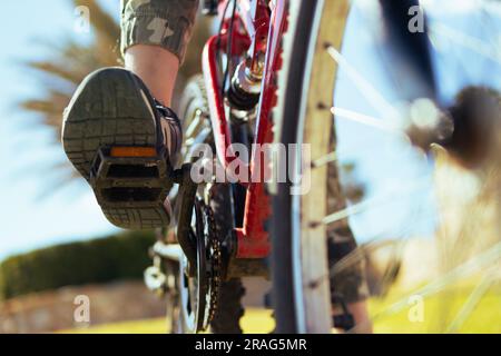 Nahaufnahme des Fußes des Kindes auf dem Pedal, es gibt einen Platz für die Inschrift. Hochwertiges Foto Stockfoto