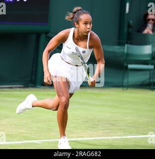 Wimbledon. Kanadische Leylah Fernandez in Aktion während ihres ersten Spiels gegen Katerina Baindl aus der Ukraine. 03. Juli 2023. Während der Eröffnung in Wimbledon. Kredit: Adam Stoltman/Alamy Live News Stockfoto