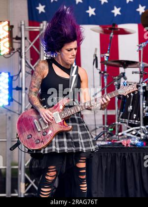 New York, New York, USA. 30. Juni 2023. Korey Cooper, Skillet auf der Bühne für Skillet Performas bei der All-American Summer Concert Series 2023, Times Square, New York, NY, 30. Juni 2023. Kredit: Simon Lindenblatt/Everett Collection/Alamy Live News Stockfoto