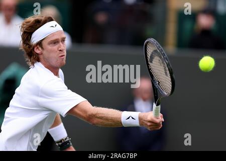 3. Juli 2023; All England Lawn Tennis and Croquet Club, London, England: Wimbledon Tennis Tournament; Andrey Rublev während seines Spiels mit Max Purcell Stockfoto