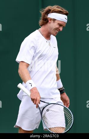 3. Juli 2023; All England Lawn Tennis and Croquet Club, London, England: Wimbledon Tennis Tournament; Andrey Rublev während seines Spiels mit Max Purcell Stockfoto