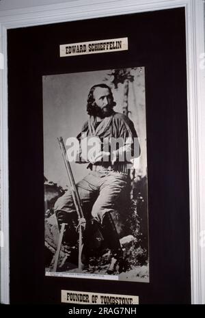 Geronimo (Mescalero-Chiricahua: Goyaałél „der, der gähnt“; 16. Juni 1829 – 17. Februar 1909) war ein prominenter Führer und Medizinmann aus der Békonkohe-Band der Ndendahe-Apachen. Von 1850 bis 1886 schloss sich Geronimo mit Mitgliedern von drei anderen zentralen Apache-Bands – Tchihende, Tsokanende und Nednhi – an, um zahlreiche Razzien durchzuführen. Sowie Kampf gegen mexikanische und US-amerikanische Militärkampagnen in den nordmexikanischen Bundesstaaten Chihuahua und Sonora sowie in den südwestlichen amerikanischen Territorien New Mexico und Arizona. Stockfoto