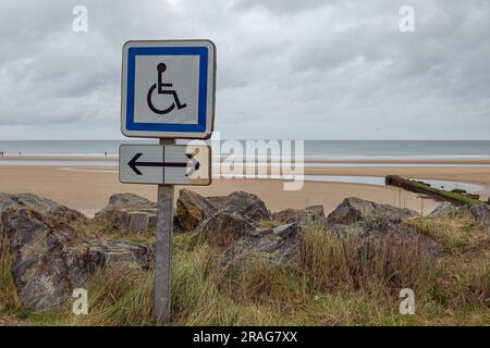 Behindertenschild am Strand. schild für Menschen mit Behinderungen Foto in hoher Qualität Stockfoto