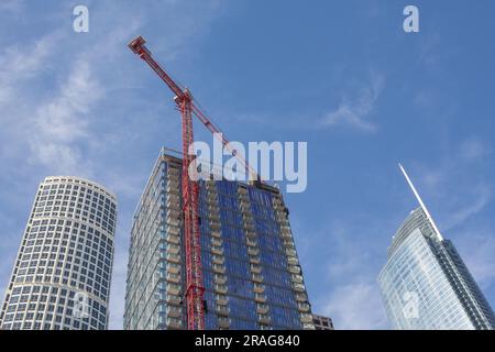 Bauarbeiten an der 8. und dem Figueroa Tower zwischen dem 777 Tower und dem Wilshire Grand Tower in Downtown Los Angeles, CA, USA Stockfoto