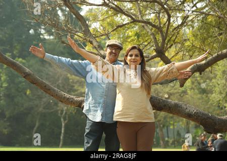 Ein älteres indisches Paar, das eine gute romantische Zeit im Green Park hat. Sie genießen, lächeln und haben fröhliche Momente. Stockfoto