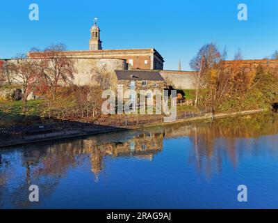 Großbritannien, North Yorkshire, York, River Foss, York Castle Museum und Raindale Mill. Stockfoto