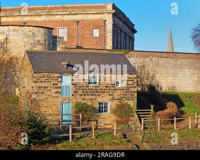 Großbritannien, North Yorkshire, York, York Castle Museum und Raindale Mill neben River Foss. Stockfoto