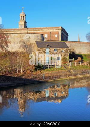 Großbritannien, North Yorkshire, York, River Foss, York Castle Museum und Raindale Mill. Stockfoto