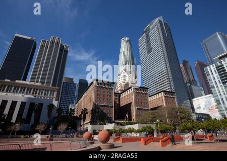 Das Millenium Bilmore Hotel mit dem USBank Tower und Deloitte Tower im Hintergrund des Pershing Square in Downtown Los Angeles, CA, USA Stockfoto