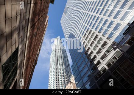 Das US Bank Building zwischen dem Millenium Biltmore Hotel und dem Gas Company Tower/Seloitte Tower in Downtown Los Angeles, CA, USA Stockfoto