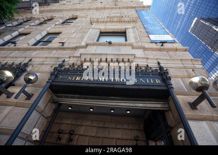 Der Eingang zum 7. Street Metro Center im historischen Roosevelt Lofts Building in Downtown Los Angeles, CA, USA Stockfoto