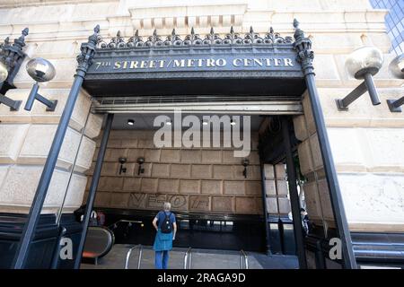 Der Eingang zum 7. Street Metro Center im historischen Roosevelt Lofts Building in Downtown Los Angeles, CA, USA Stockfoto