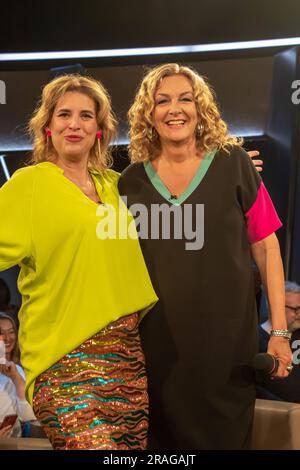 Elena Uhlig und Bettina Tietjen bei der Aufzeichnung der „NDR Talk Show“ im NDR Fernsehstudio Lokstedt. Hamburg, 30.06.2023 Stockfoto