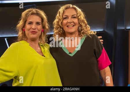 Elena Uhlig und Bettina Tietjen bei der Aufzeichnung der „NDR Talk Show“ im NDR Fernsehstudio Lokstedt. Hamburg, 30.06.2023 Stockfoto