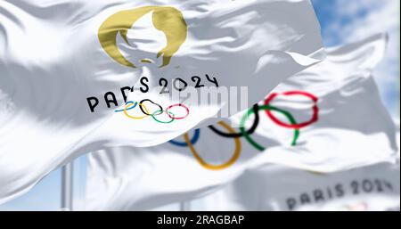Paris, FR, Mai 2023: Flagge der Olympischen Spiele 2024 in Paris, die im Wind winken. Bevorstehendes internationales Sportevent. Illustrationsredaktion 3D Illustrati Stockfoto
