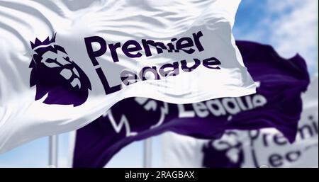 London, Vereinigtes Königreich, april 2023: Drei Flaggen der Premier League winken im Wind. Die Premier League ist die oberste Stufe des Systems der englischen Fußballliga. Illustration Stockfoto