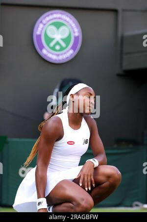 London, Großbritannien. 03. Juli 2023. 03. Juli 2023 - Wimbledon. American Coco Gauff reagiert auf einen verpassten Schuss während ihres ersten Spielverlusts gegenüber einer amerikanischen Sofia Kenin während des Eröffnungstags des ersten Spielzugs in Wimbledon. Kredit: Adam Stoltman/Alamy Live News Stockfoto