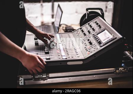 Professionelle Audio-Mix-Soundsteuerung und Beleuchtungskonsole. Musikproduzent, Toningenieur und Tontechniker Stockfoto