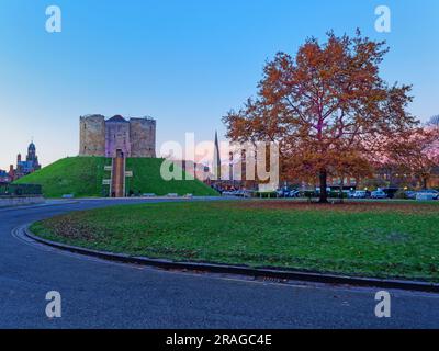 UK, North Yorkshire, York, Cliffords Tower in der Abenddämmerung Stockfoto