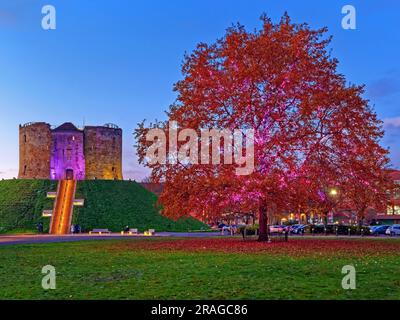 UK, North Yorkshire, York, Cliffords Tower in der Abenddämmerung Stockfoto