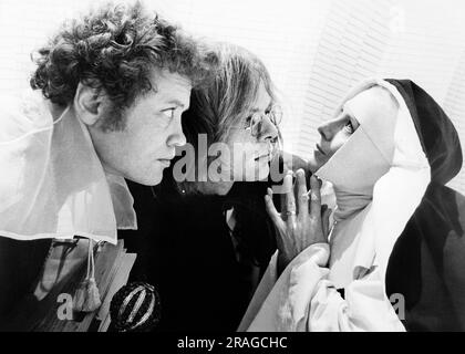 Dudley Sutton, Michael Gothard, Vanessa Redgrave, am Set des Films, "The Devils", Warner Bros., 1971 Stockfoto