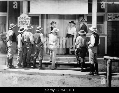 Victor McLaglen (an der Tür, rechts), am Filmset, „Diamond Frontier“, Universal Pictures, 1940 Stockfoto