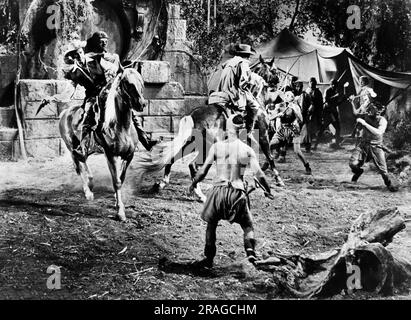 Fernando Lamas (auf dem Pferd, links), Gilbert Roland (auf dem Pferd, rechts), auf dem Filmset, „The Diamond Queen“, Warner Bros., 1953 Stockfoto