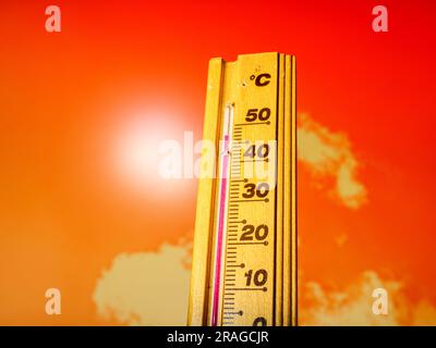 An heißen Sommertagen zeigt das Thermometer eine hohe Hitzewellentemperatur von 40 Grad Celsius an. Roter Alarm, Warnung, extremes Wetter, globaler Klimawandel Stockfoto