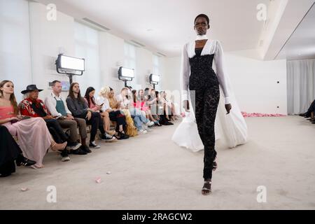 Paris, Frankreich. 03. Juli 2023. GIAMBATTISTA VALLI Haute Couture Herbst-Winter 2023-24 Runway während der Haute Couture Week am 2023. Juli - Paris; Frankreich 03/07/2023 Gutschrift: dpa/Alamy Live News Stockfoto