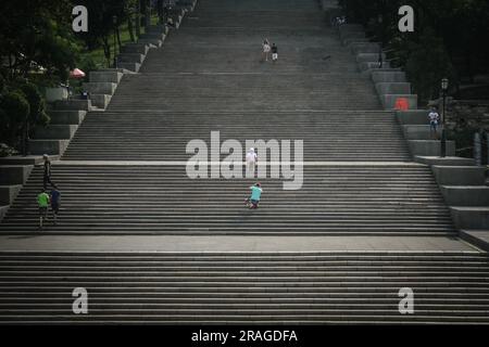 Fotos von Personen, die Fotos auf der malerischen Potemkin Treppe machen, dem wichtigsten Denkmal von Odessa, der ukrainischen Stadt am Schwarzen Meer Stockfoto